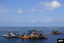 Kapal-kapal nelayan Filipina berlabuh jangkar dekat beting Scarborough Shoal di Laut China Selatan yang disengketakan, 21 September 2023. (Foto: Ted Aljibe/AFP)