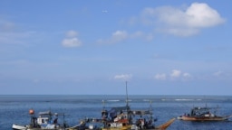 在这张2023年9月21日拍摄的照片中，菲律宾渔船停泊在有争议的南中国海中方控制的斯卡伯勒浅滩(中国称黄岩岛)附近。 （法新社图片）