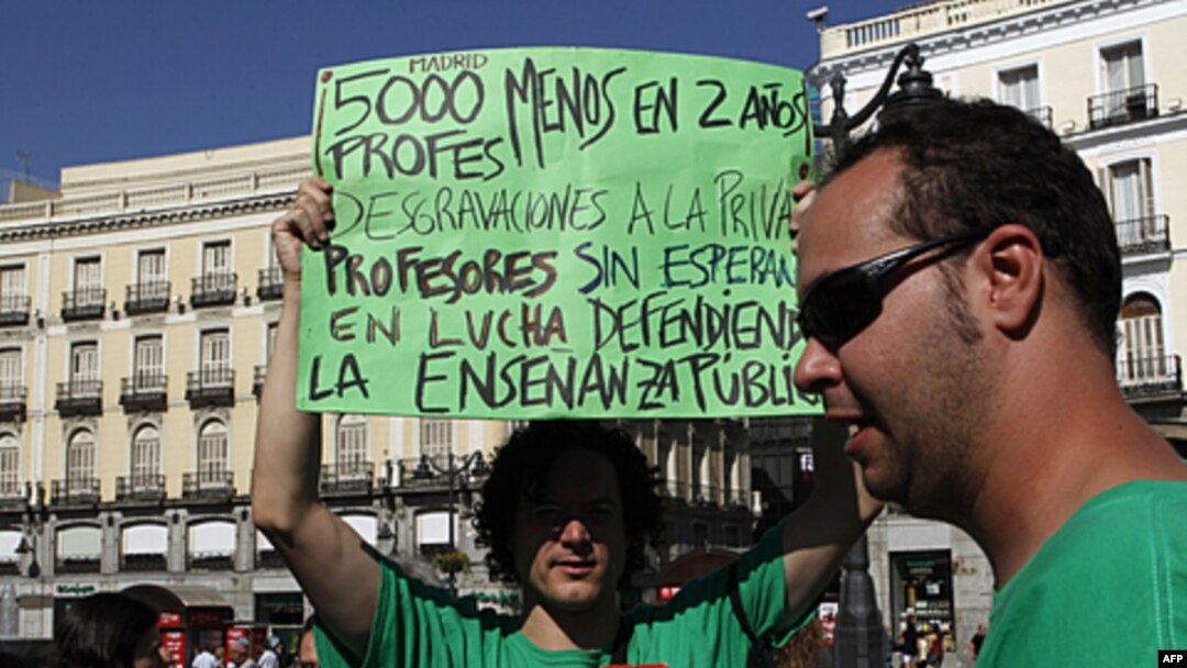 Para guru di Madrid, Spanyol melakukan unjuk rasa anti langkah penghematan (foto: dok). Spanyol dilanda pengangguran tertinggi di zona euro untuk bulan Mei, dengan hampir satu dari setiap empat pekerja menganggur.
