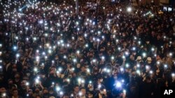 La policía advirtió a los manifestantes que se tomarían "medidas necesarias" si los manifestantes ignoran las instrucciones para dispersarse. 