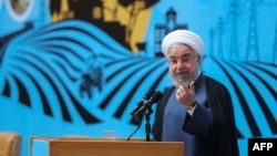 ایرانی صدر کا کہنا ہے کہ اگر ان کے مفادات کا تحفظ یقینی نہ بنایا گیا تو وہ ایران اور عالمی طاقتوں کے درمیان 2015 میں ہونے والے معاہدے کی خلاف ورزی پر مجبور ہوں گے۔ (فائل فوٹو)