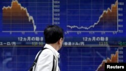 An electronic board displays currency rates outside a brokerage in Tokyo, May 23, 2013.