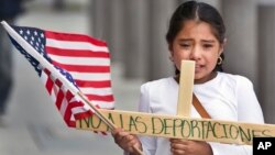 Yesenia del Carmen, de ocho años, protesta en Los Ángeles, junto a su abuela en contra de las deportaciones.