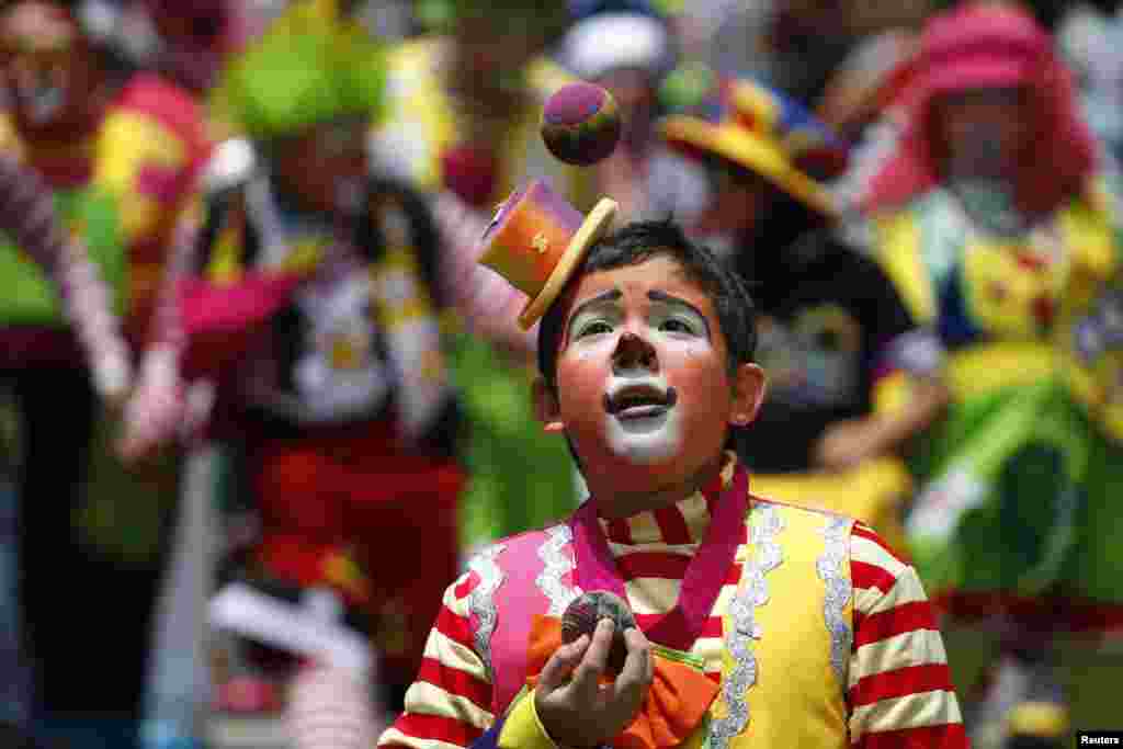 Seorang badut beraksi dalam parade pada Konvensi Badut Tahunan di Guatemala City, Guatemala.