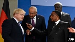 (G - D) Ministre ya yambo ya Grande Bretagne Boris Johnson, pene na président Denis Sassou N'Guesso ya Congo-Brazzaville, Tayyip Erdogan ya Turquie, Emmanuel Macron ya France, Angela Merkel ya Allemagne, mpe na molongo ya nsima, Moussa Faki ya Union africaine (2e), na Berlin, 20 