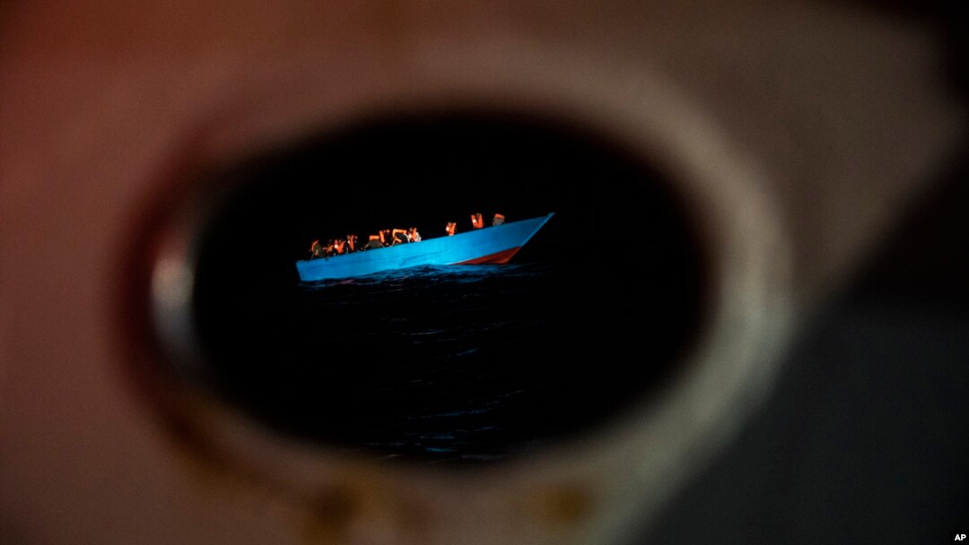 Puluhan migran dari Mesir, Maroko, Somalia dan Sierra Leone, menunggu bantuan tim dari NGO Open Arms, Spanyol, di Laut Mediterania, 8 September 2020. (AP Photo/Santi Palacios). 