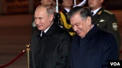 Rossiya Prezidenti Vladimir Putin (chapda) O'zbekiston rahbari Shavkat Mirziyoyev bilan, Toshkent, O'zbekiston, 2018-yil, 19-oktabr.