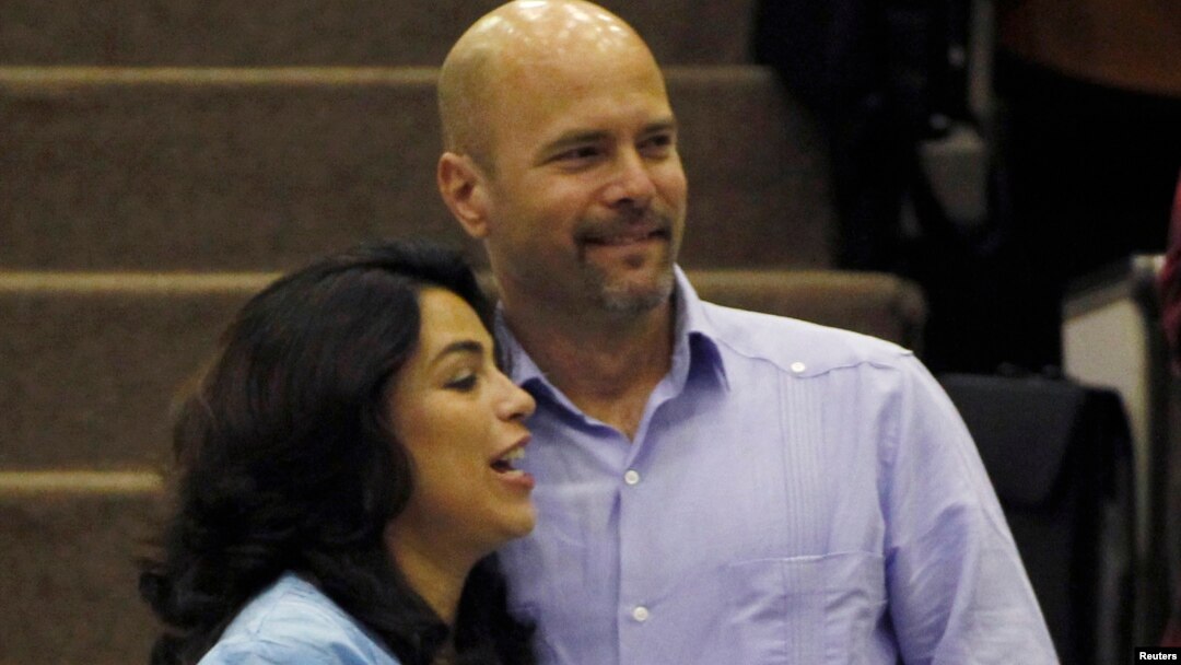 Gerardo Hernandez (kanan) memeluk istrinya Adriana Perez yang tengah hamil melalui proses inseminasi buatan, di Havana (20/12). 