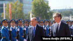 Turski predsednik Redžep Tajip Erdogan sa predsednikom Srbije Aleksandrom Vučićem tokog dočeka u Beogradu (Foto: Vesna Andjic, RFE/RL)