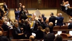 Para anggota parlemen berbicara di depan sidang parlemen Israel (Knesset) di Yerusalem (foto: dok).