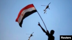 Helicópteros del Ejército de Egipto, sobrevuelan la Plaza Tahrir, en donde miles de protestantes piden la renuncia del presidente Morsi.