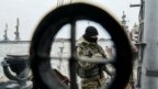 Một binh sỹ Ukraine đứng trên tàu tuần dương đậu ở cảng Mariupol ở Biển Azov 