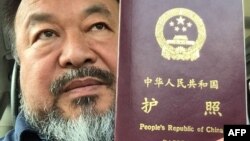 2015年7月22日中国艺术家著名异议人士艾未未在北京手持护照