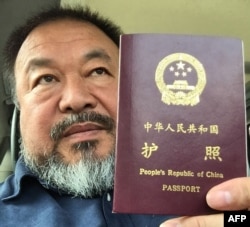 2015年7月22日中国艺术家著名异议人士艾未未在北京手持护照