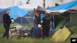 Policija u izbegličkom kampu u mesti Idomeni, u Grčkoj