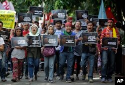 Filipino activists shout slogans as they march towards Camp Aguinaldo military headquarters in metropolitan Manila, Philippines during a rally on May 29, 2017 to oppose the recent declaration of martial law in Mindanao.