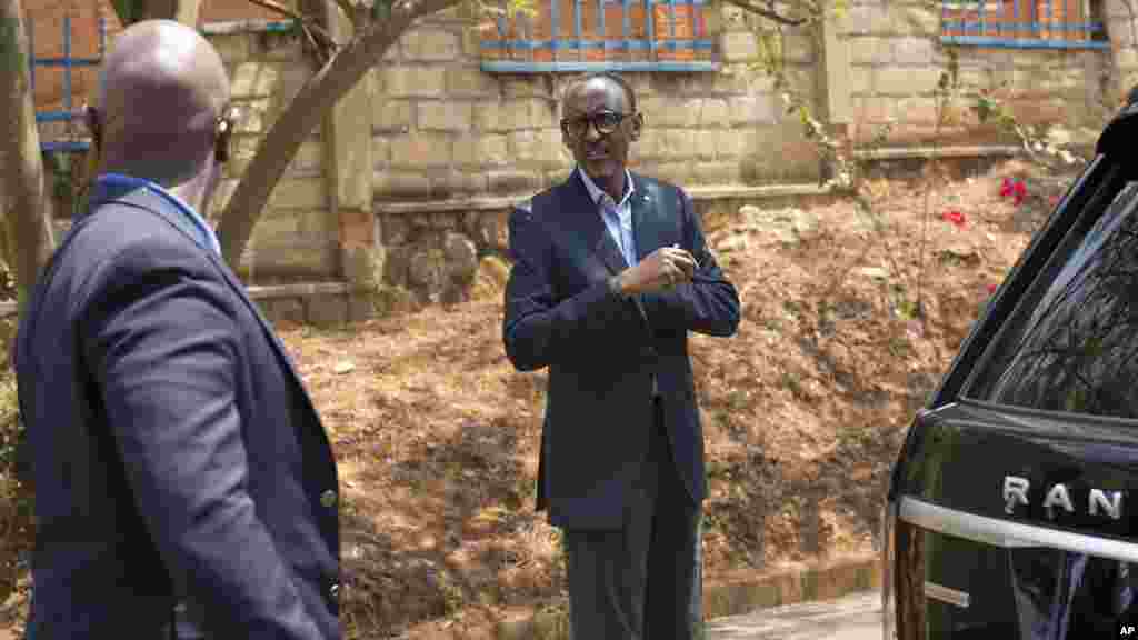 Le président rwandais Paul Kagame quitte les bureaux de vote après avoir voté à Kigali, le 4 août 2017