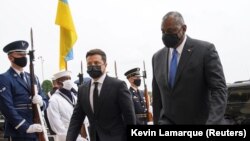 Міністр оборони США Ллойд Остін зустрічає президента України Володимира Зеленського у Пентагоні під час візиту Зеленського до США, 31 серпня 2021 REUTERS/Kevin Lamarque