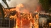 Kebakaran Woolsey melalap sebuah rumah di Malibu, California, 9 November 2018. Kebakaran memaksa evakuasi hunian selebritas. 