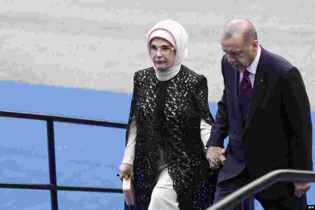 حضور رجب طیب اردوغان، رئیس جمهوری ترکیه به همراه همسرش در شام کاری رهبران ناتو در بروکسل &nbsp;