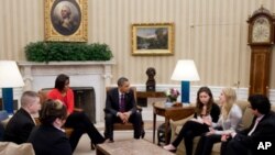 Presidente Barack Obama e a Primeira Dama, Michelle Obama, reúnem-se, na Sala Oval, com estudantes activistas anti-bullying.