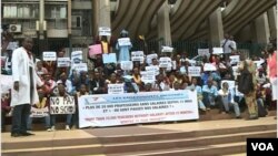 Teachers strike in front of the Ministry of Finance in Yaounde, Cameroon, March 28, 2017. (M.E. Kindzeka/VOA)