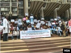 FILE - Teachers strike in front of the Ministry of Finance in Yaounde, Cameroon, March 28, 2017. (M.E. Kindzeka/VOA)