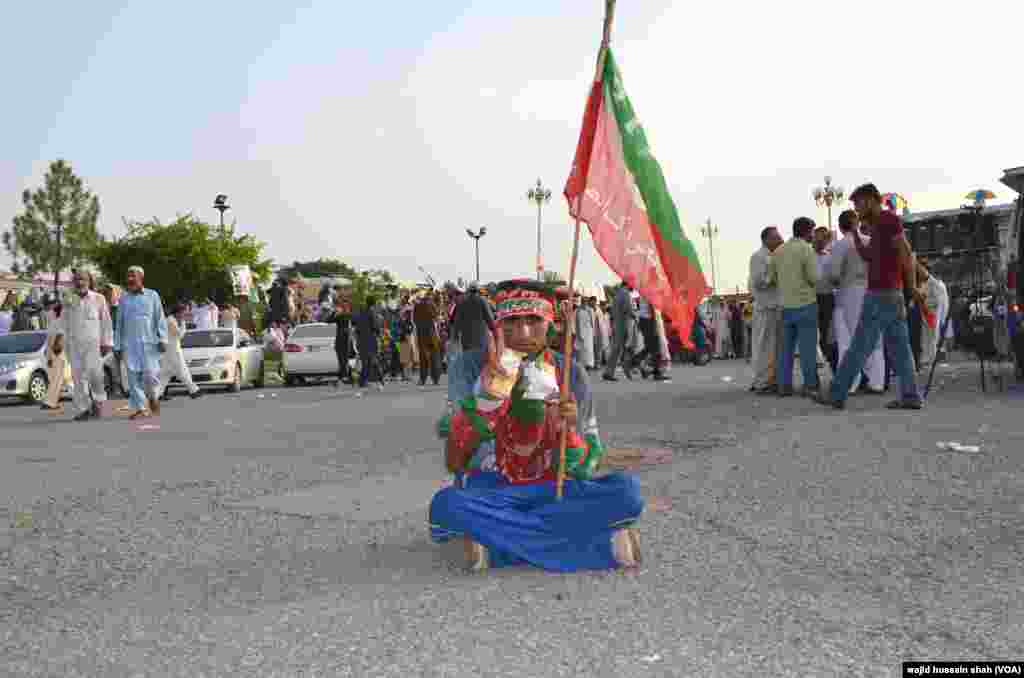 دھرنے کے بعض شرکا اپنے مخصوص لباس اور انداز سے لوگوں کی توجہ کا مرکز بنے ہوئے ہیں۔