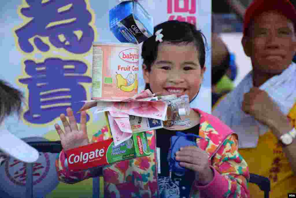 小女孩扮演水貨客，用人民幣來香港買牙膏、奶粉、藥油等日用品。（美國之音湯惠芸攝)