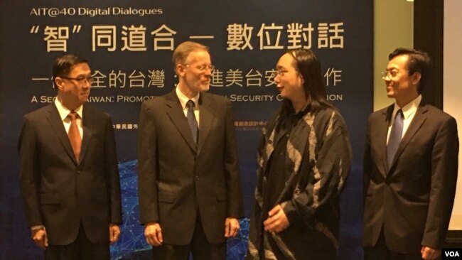 美国在台协会处长郦英杰(左二)和台湾数位政务委员唐凤(左三)在台北提升美台安全关系的数位对话会上交谈。(2019年11月7日美国之音齐勇明拍摄)
