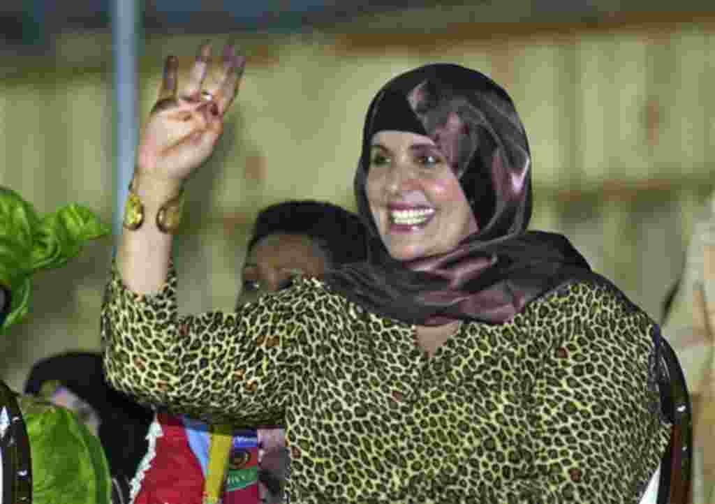 La segunda esposa del líder libio MoammarGadhafi, Safiya, saludando a soldados libios durante un desfile militar en la plaza principal de Trípoli.