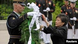 韩国总统朴槿惠2013年5月6日在美国首都华盛顿附近的阿灵顿国家公墓的无名战士墓敬献花圈