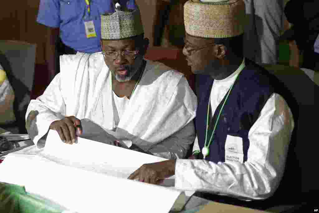 Independent National Electoral Commission chairman Attahiru Jega (left) views election results at the coalition center in Abuja, March 30, 2015.