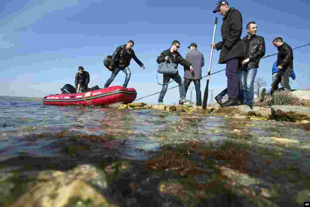 Ukrainian sailors leave the Konstantin Olshansky navy ship in the bay of Donuzlav, Crimea, March 24, 2014. 