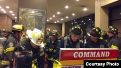 Miembros del Departamento de Bomberos de Nueva York se aprestan a ingresar al edificio incendiado. Foto FDNY.