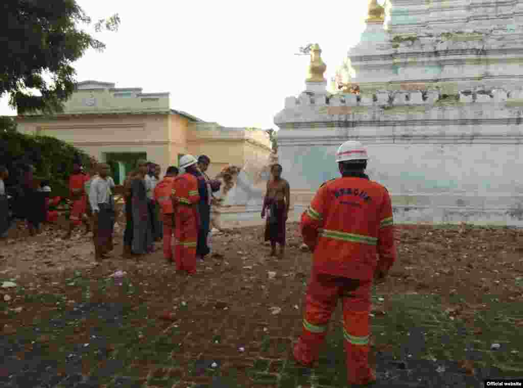 ငလျင်လှုပ်ခတ်ပြီး ရေနံချောင်းမြို့နယ်တွင် စေတီတစ်ဆူပြိုကျမှုဖြစ် (Myanmar Fire Services Department)