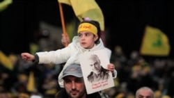 Una niña sostiene una foto de Qassem Soleimani durante una ceremonia funeral en honor del general iraní jefe de la fuerza de élite Quds de la Guardia Revolucionaria de Irán. Líbano, 5 de enero de 2020. Foto: Reuters, Aziz Taher.