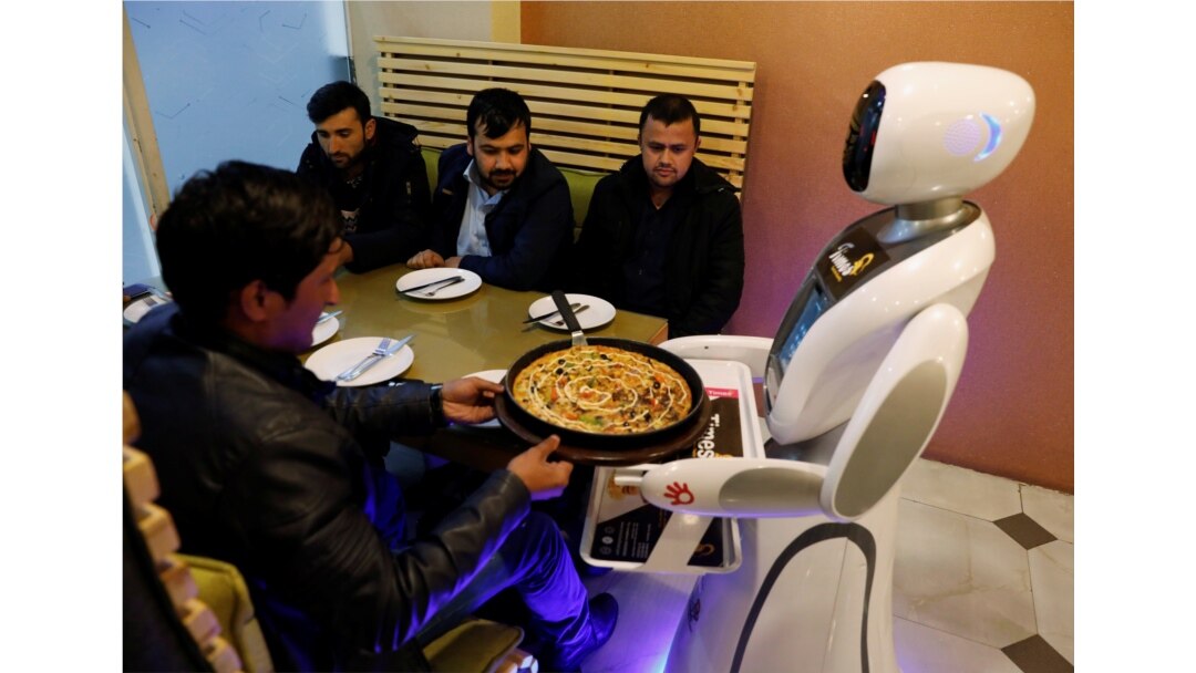 Robot pelayan (Timea) mengantarkan makanan kepada pelanggan di restoran Times Fast Food di Kabul, Afghanistan 11 Februari 2020. (Foto: REUTERS/Mohammad Ismail)