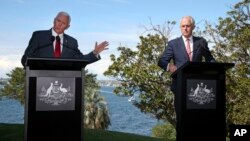 Віце-презеднт США Пенс (л) і прем’єр-міністр Австралії Тербулл під час прес-конференції в Сіднеї 