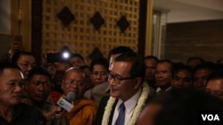 Sam Rainsy, head of CNRP, talks to reporters, at Phnom Penh International Airport, on Tuesday, November 3, 2015. (Photo: Hean Socheata/ VOA Khmer)