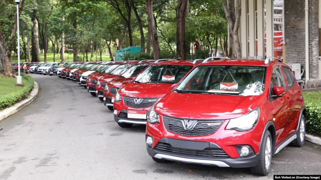 Hàng trăm ô tô Fadil, dòng xe hơi đầu tiên của Vinfast xuất xưởng, chờ bàn giao cho khác hàng tại TP HCM hôm 17/6. (Ảnh Vinfast.vn)