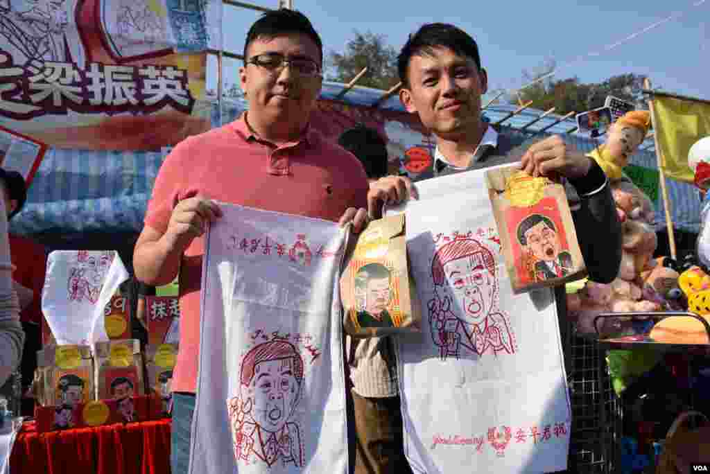 香港民主黨創意媒體部部長黎敬瑋(左)表示，希望藉著創意的產品，在農曆新年年宵市場以軟性的手法談政治