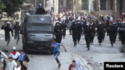 Người biểu tình bỏ chạy trong cuộc đụng độ với cảnh sát gần Quảng trường Tahrir ở Cairo, Ai Cập, ngày 28/11/2012.