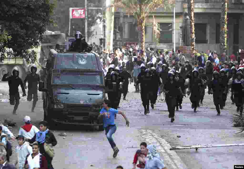 Protesters run during clashes with police near Tahrir Square, Cairo, Egypt, November 28, 2012. 