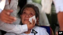 Former Social Affairs Minister Ieng Thirith, center, Ieng Sary's wife, cries during the cremation ceremony of his husband at his home of a former stronghold of Malai, 420 kilometers (260 miles) from Cambodian-Thai border, file photo. 