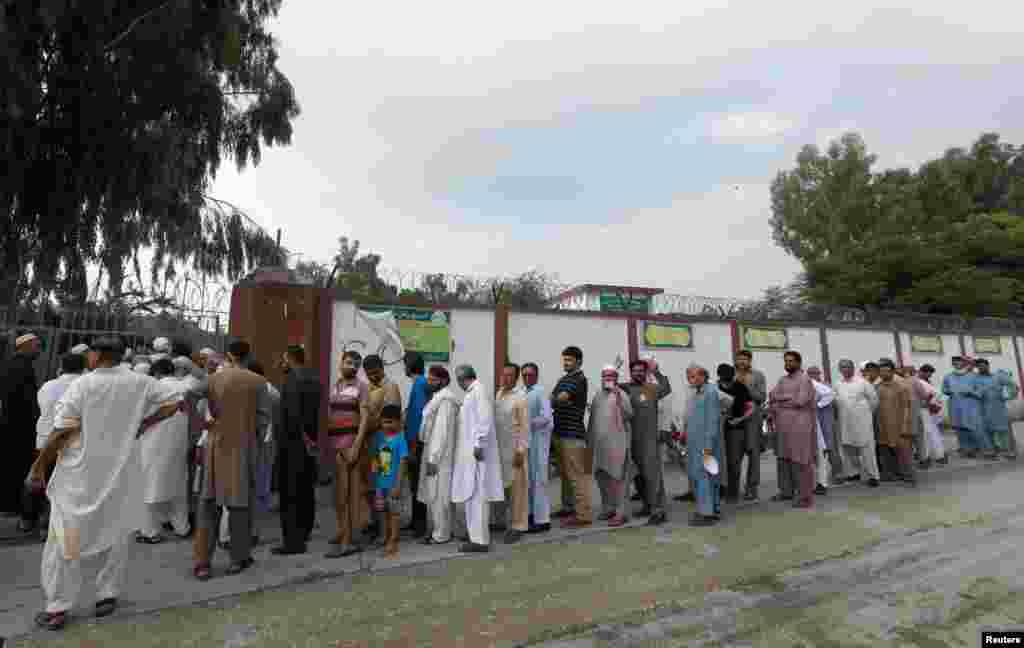 بدھ کو ہونے والی پولنگ کے دوران قومی اسمبلی کے 272 میں سے 270 جب کہ صوبائی اسمبلیوں کے 577 میں سے 570 حلقوں میں رائے دہندگان نے اپنا حقِ رائے دہی استعمال کیا۔