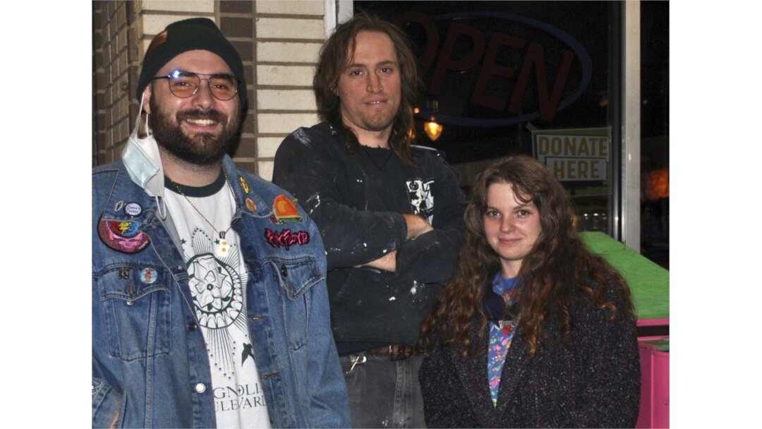 Nic White, Tyler Bowen, dan Magena Morris berpose di depan tempat donasi yang mereka bangun untuk mengumpulkan barang-barang bagi para tunawisma di Charlotte, North Carolina, 21 Januari 2021. (Foto: Ruthie Howe)