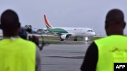 Un avion de la compagnie nationale ivoirienne Air Cote d'Ivoire, un Airbus A320 de nouvelle génération, a atterri à l'aéroport Felix Houphouet-Boigny d'Abidjan, le 18 juillet 2017.