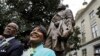 Bernice King (kanan) putri Dr. Martin Luther King Jr., berdiri di dekat patung ayahnya di Atlanta, Senin (28/8). 