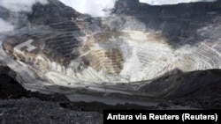 Pemandangan dari area pertambangan tembaga dan emas Grasberg yang dikelola oleh PT Freeport Indonesia, di Papua, dalam foto yang diambil pada 19 September 2015. (Foto: Antara via Reuters)